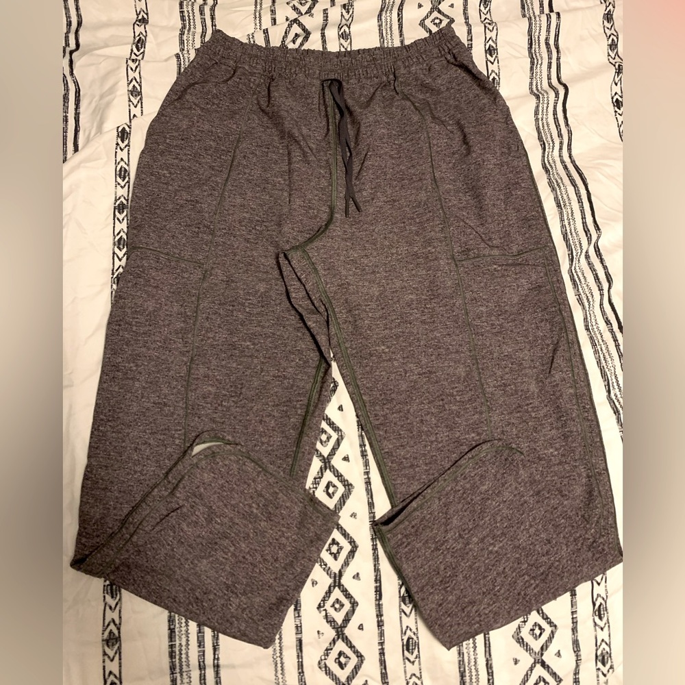 Lululemon size 6 jogger style crop pant